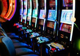 MMK47 အက်ပ် — Android iOS မိုဘိုင်းဖုန်းတွင် Casino ဂိမ်းများ ကစားနေသောမြင်ကွင်း